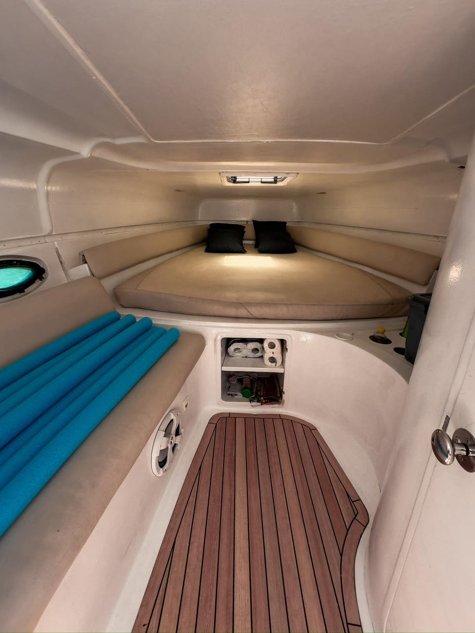 Cabine da lancha com cama e almofadas