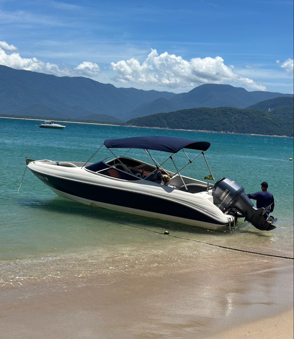 Lancha da Águas Claras em praia de Ubatuba